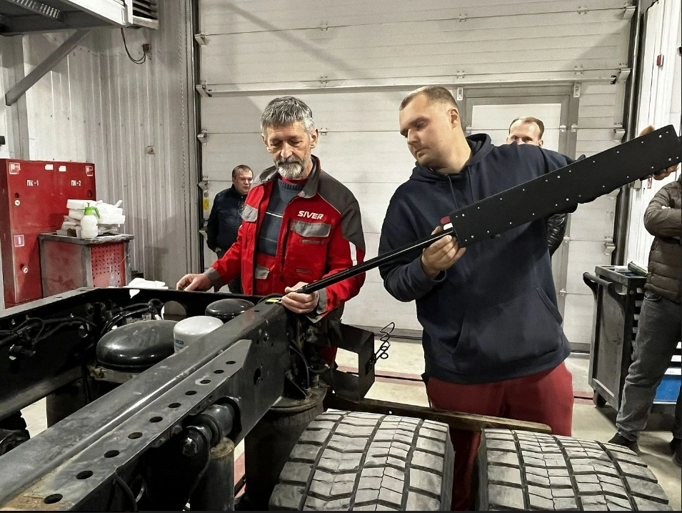postavka-izmeritelnoj-sistemy-siverdata-dlya-gruzovyh-avtomobilej-pri-partnyorstve-kompanii-siver-a-takzhe-provela-trening-sotrudnikov-i-obuchenie-rabote-na-ploshchadyah-avtotekhcentra-yuridan-g-brest-v-techenie-5-dnej2.png