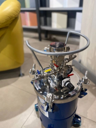 красконагнетательный бак с пневматической мешалкой onetech nt10-rt-10ais 10 л