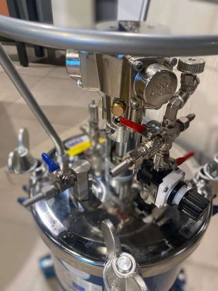 красконагнетательный бак с пневматической мешалкой onetech nt10-rt-10ais 10 л