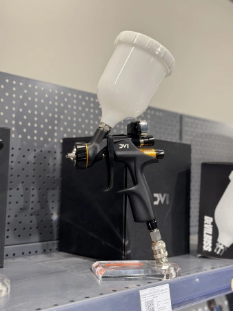 краскораспылитель devilbiss dv1-c-bar-13-c1+ для лака с бачком и эл.манометром