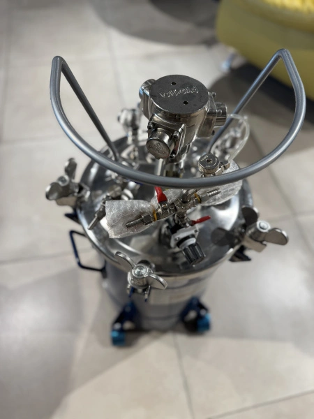 красконагнетальный бак с пневматической мешалкой onetech nt10-rt-20ais 20 л