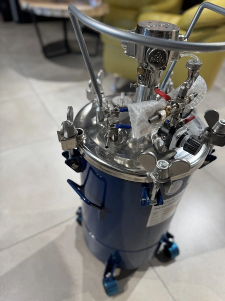 красконагнетальный бак с пневматической мешалкой onetech nt10-rt-20ais 20 л