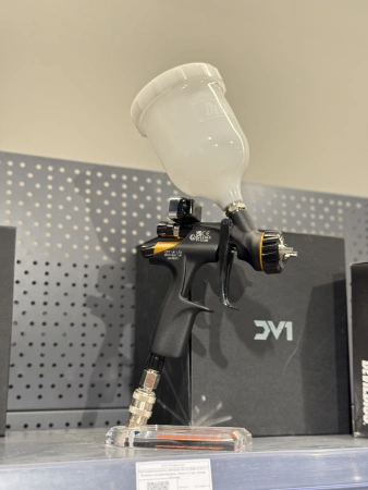 краскораспылитель devilbiss dv1-c-bar-13-c1+ для лака с бачком и эл.манометром