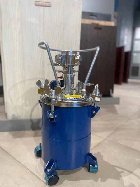 красконагнетательный бак с пневматической мешалкой onetech nt10-rt-10ais 10 л