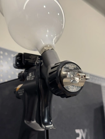 краскораспылитель devilbiss dv1-c-bar-13-c1+ для лака с бачком и эл.манометром
