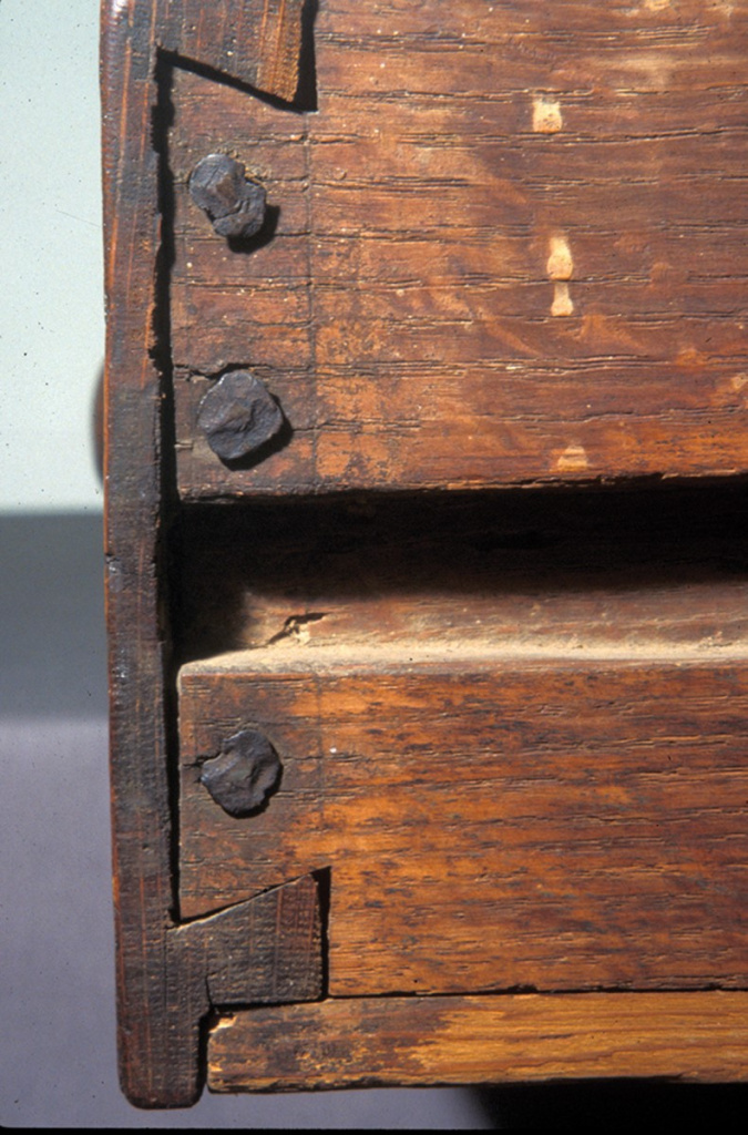 kak-sohranit-antikvarnuyu-mebel-uhod-i-restavracionnye-raboty.jpg