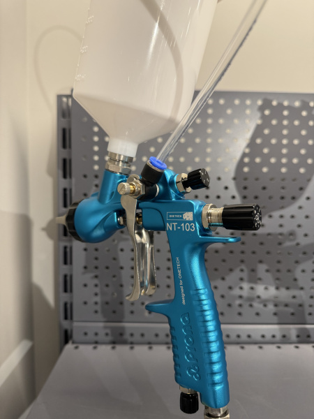 ручной пневматический краскораспылитель onetech nt-103 с давлением в бачок, голова lv2, сопло 1,4 мм