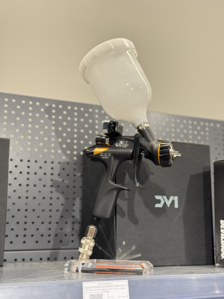 краскораспылитель devilbiss dv1-c-bar-13-c1+ для лака с бачком и эл.манометром