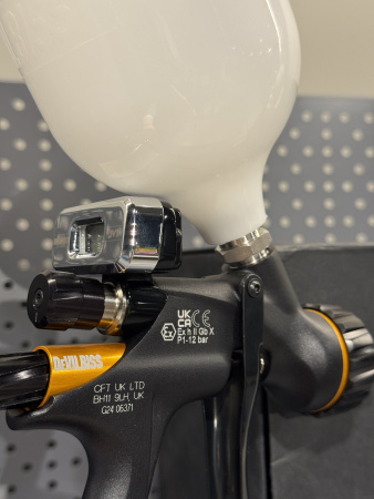 краскораспылитель devilbiss dv1-c-bar-13-c1+ для лака с бачком и эл.манометром