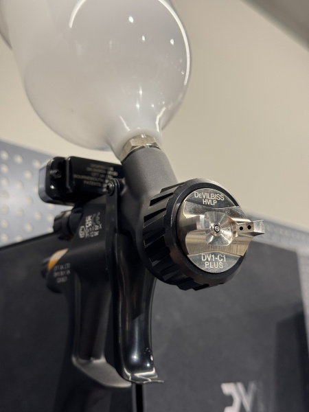 краскораспылитель devilbiss dv1-c-bar-13-c1+ для лака с бачком и эл.манометром