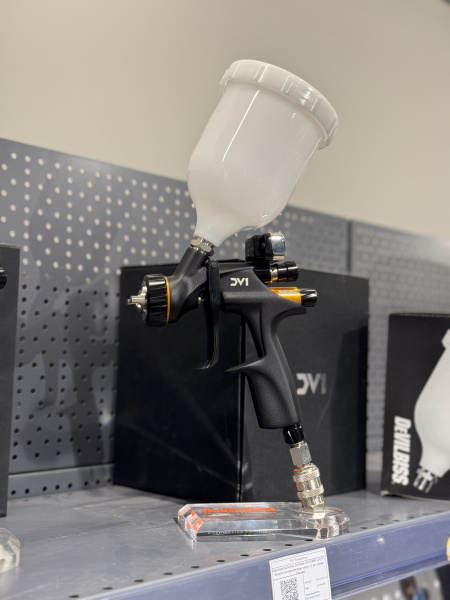 краскораспылитель devilbiss dv1-c-bar-13-c1+ для лака с бачком и эл.манометром