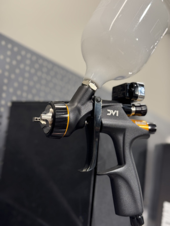 краскораспылитель devilbiss dv1-c-bar-13-c1+ для лака с бачком и эл.манометром